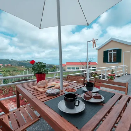 Cozy Cottage, 2br Terrace & Mountain Views Holiday home
