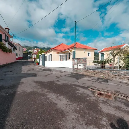 Cozy Cottage, 2br Terrace & Mountain Views Ferienhaus Santana (Madeira)