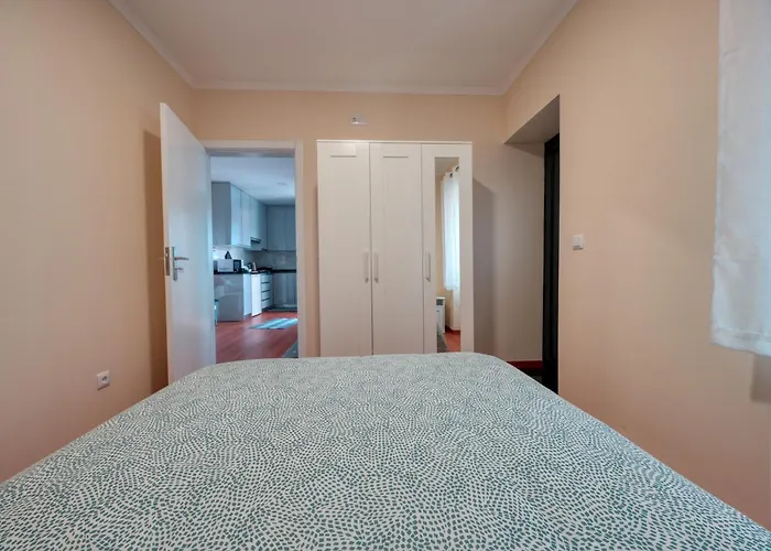 Feriehus Cozy Cottage, 2br Terrace & Mountain Views