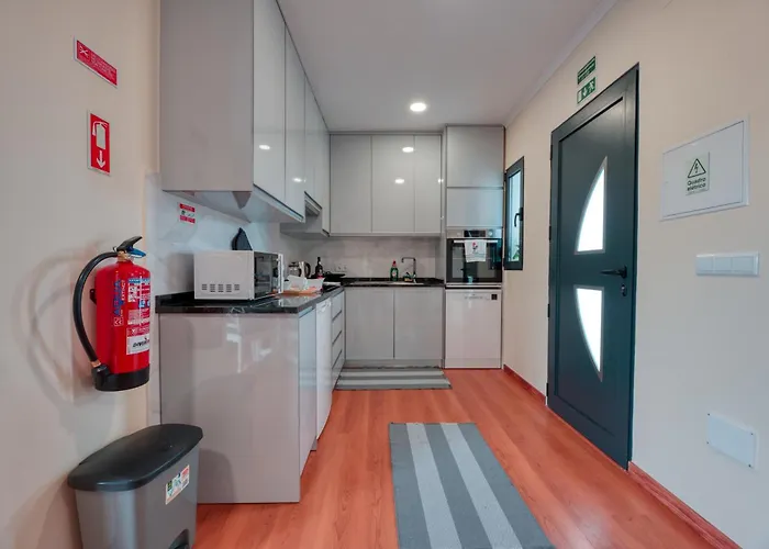 Cozy Cottage, 2br Terrace & Mountain Views Σπίτι διακοπών *