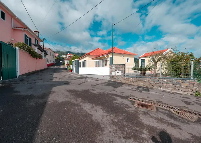 Cozy Cottage, 2br Terrace & Mountain Views Σπίτι διακοπών Santana (Madeira)