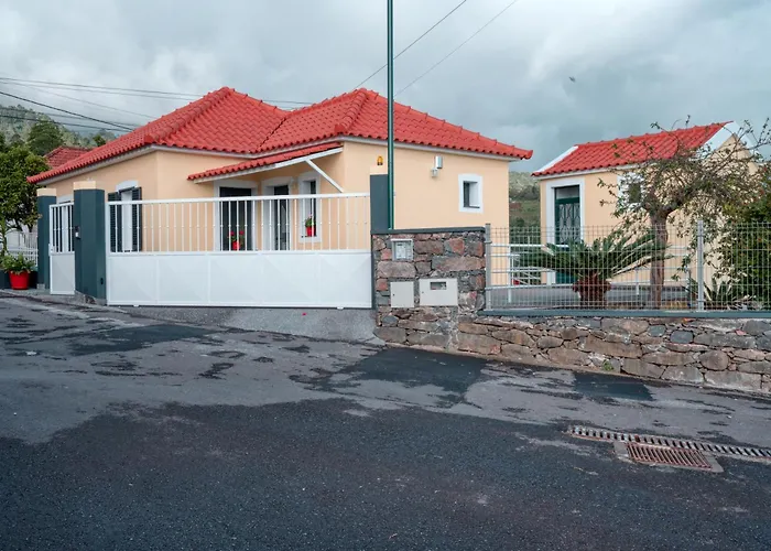 Feriehus Cozy Cottage, 2br Terrace & Mountain Views Santana (Madeira)